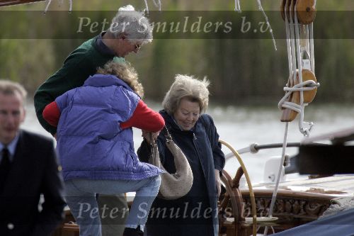 Muiden 15 mei 2005
Koningin Beatrix voor eerste keer dit jaar varen met de groene draeck.
Peter Smulders bv