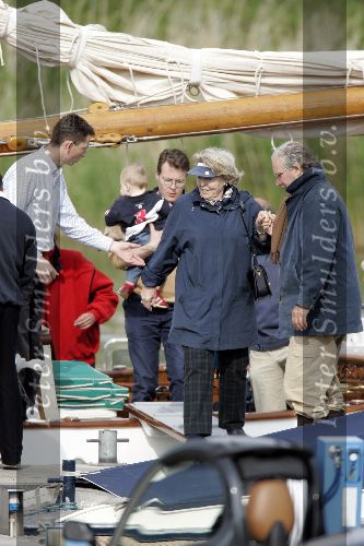 Muiden 22 mei 2005
Koningin Beatrix varen met de groene draeck samen met Prins Constantijn Prinses Laurentien en Eloise en Claus Cazimir.
Peter Smulders bv