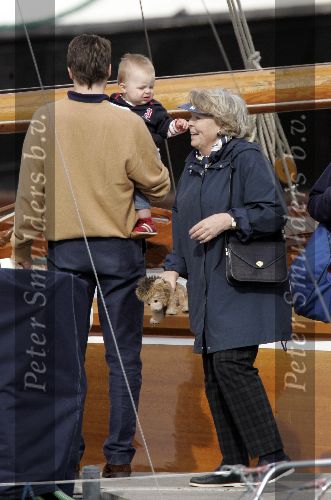 Muiden 22 mei 2005
Koningin Beatrix varen met de groene draeck samen met Prins Constantijn Prinses Laurentien en Eloise en Claus Cazimir.
Peter Smulders bv