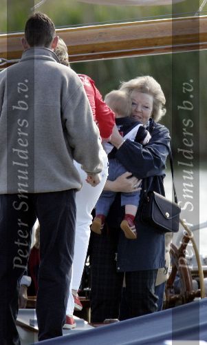 Muiden 22 mei 2005
Koningin Beatrix varen met groene draeck.
Prins Constantijn met Prinses Laurentien en Claus Cazimir en Eloise.
Peter Smulders bv