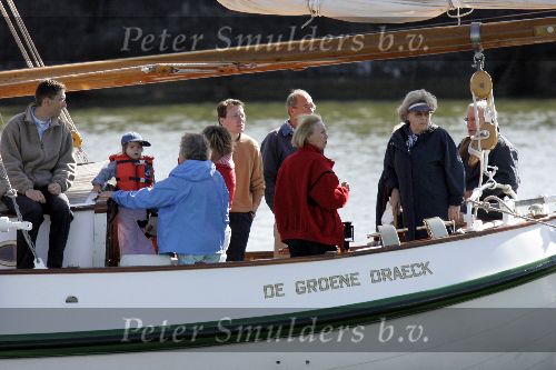 Muiden 22 mei 2005
Koningin Beatrix varen met groene draeck.
Prins Constantijn met Prinses Laurentien en Claus Cazimir en Eloise.
Peter Smulders bv
