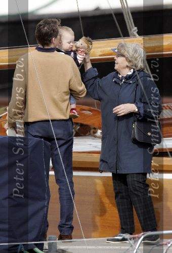 Muiden 22 mei 2005
Koningin Beatrix varen met de groene draeck samen met Prins Constantijn Prinses Laurentien en Eloise en Claus Cazimir.
Peter Smulders bv