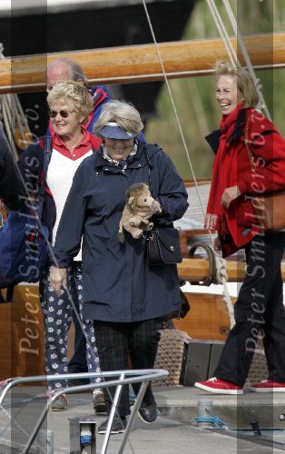 Muiden 22 mei 2005
Koningin Beatrix varen met de groene draeck samen met Prins Constantijn Prinses Laurentien en Eloise en Claus Cazimir.
Peter Smulders bv