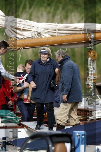 Muiden 22 mei 2005
Koningin Beatrix varen met de groene draeck samen met Prins Constantijn Prinses Laurentien en Eloise en Claus Cazimir.
Peter Smulders bv