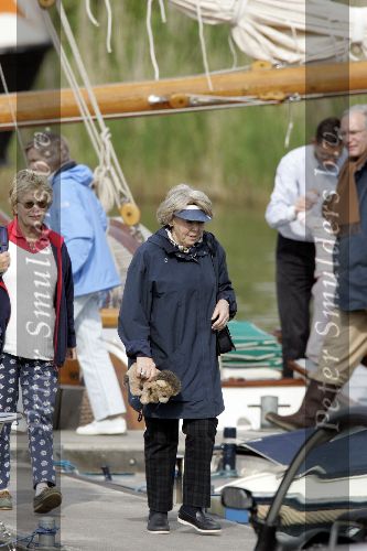 Muiden 22 mei 2005
Koningin Beatrix varen met de groene draeck samen met Prins Constantijn Prinses Laurentien en Eloise en Claus Cazimir.
Peter Smulders bv