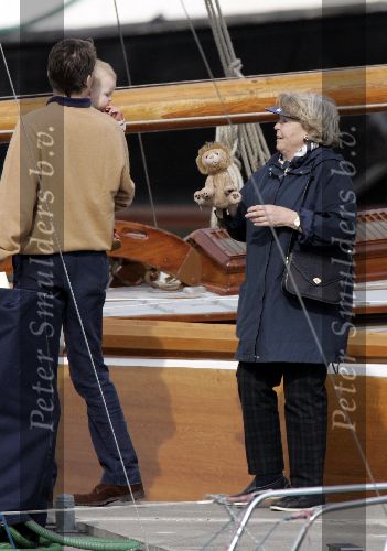 Muiden 22 mei 2005
Koningin Beatrix varen met de groene draeck samen met Prins Constantijn Prinses Laurentien en Eloise en Claus Cazimir.
Peter Smulders bv