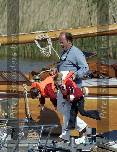 Muiden 15 mei 2005
Koningin Beatrix voor eerste keer dit jaar varen met de groene draeck. vrienden
Peter Smulders bv