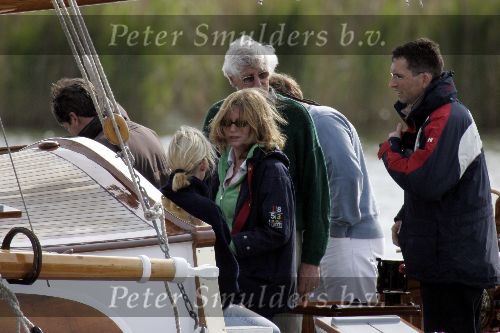 Muiden 15 mei 2005
Koningin Beatrix voor eerste keer dit jaar varen met de groene draeck. vrienden
Peter Smulders bv