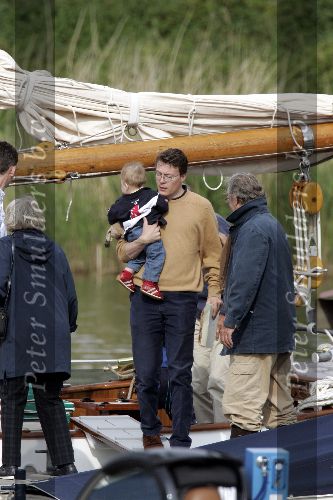 Muiden 22 mei 2005
Koningin Beatrix varen met de groene draeck samen met Prins Constantijn Prinses Laurentien en Eloise en Claus Cazimir.
Peter Smulders bv