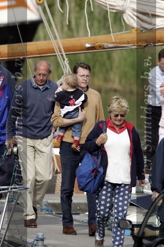 Muiden 22 mei 2005
Koningin Beatrix varen met de groene draeck samen met Prins Constantijn Prinses Laurentien en Eloise en Claus Cazimir.
Peter Smulders bv