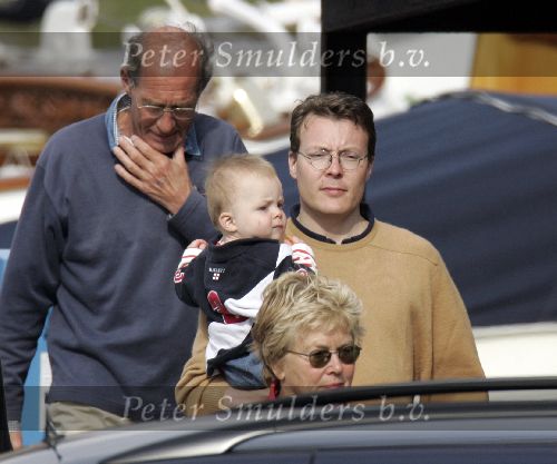 Muiden 22 mei 2005
Koningin Beatrix varen met de groene draeck samen met Prins Constantijn Prinses Laurentien en Eloise en Claus Cazimir.
Peter Smulders bv