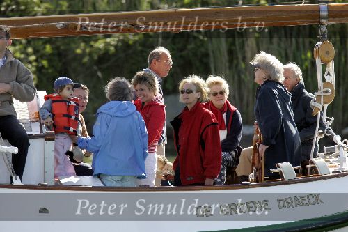 Muiden 22 mei 2005
Koningin Beatrix varen met groene draeck.
Prins Constantijn met Prinses Laurentien en Claus Cazimir en Eloise.
Peter Smulders bv