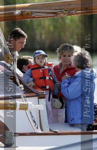 Muiden 22 mei 2005
Koningin Beatrix varen met groene draeck.
Prins Constantijn met Prinses Laurentien en Claus Cazimir en Eloise.
Peter Smulders bv