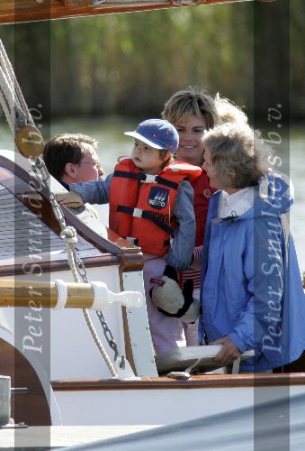 Muiden 22 mei 2005
Koningin Beatrix varen met groene draeck.
Prins Constantijn met Prinses Laurentien en Claus Cazimir en Eloise.
Peter Smulders bv