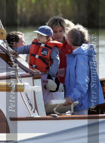 Muiden 22 mei 2005
Koningin Beatrix varen met groene draeck.
Prins Constantijn met Prinses Laurentien en Claus Cazimir en Eloise.
Peter Smulders bv