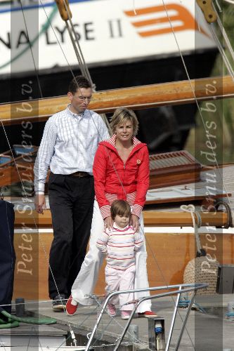 Muiden 22 mei 2005
Koningin Beatrix varen met de groene draeck samen met Prins Constantijn Prinses Laurentien en Eloise en Claus Cazimir.
Peter Smulders bv