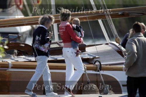 Muiden 22 mei 2005
Koningin Beatrix varen met groene draeck.
Prins Constantijn met Prinses Laurentien en Claus Cazimir en Eloise.
Peter Smulders bv