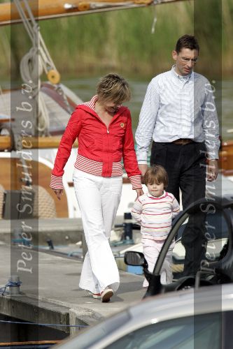 Muiden 22 mei 2005
Koningin Beatrix varen met de groene draeck samen met Prins Constantijn Prinses Laurentien en Eloise en Claus Cazimir.
Peter Smulders bv