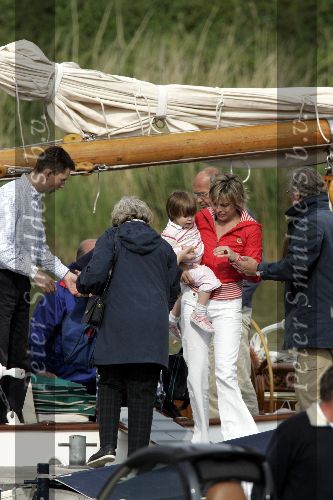 Muiden 22 mei 2005
Koningin Beatrix varen met de groene draeck samen met Prins Constantijn Prinses Laurentien en Eloise en Claus Cazimir.
Peter Smulders bv