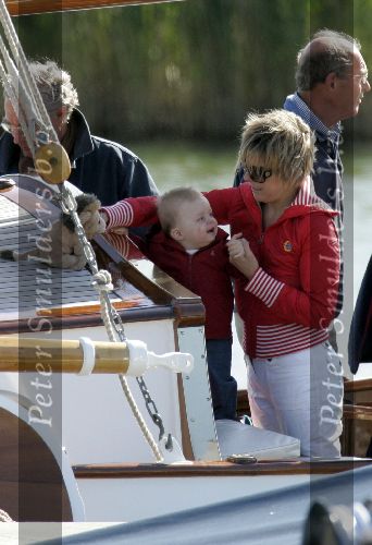 Muiden 22 mei 2005
Koningin Beatrix varen met groene draeck.
Prins Constantijn met Prinses Laurentien en Claus Cazimir en Eloise.
Peter Smulders bv
