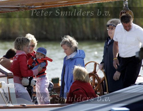 Muiden 22 mei 2005
Koningin Beatrix varen met groene draeck.
Prins Constantijn met Prinses Laurentien en Claus Cazimir en Eloise.
Peter Smulders bv