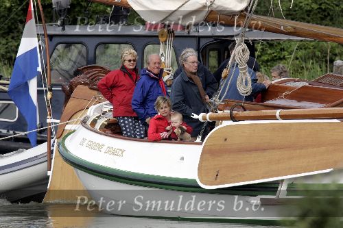 Muiden 22 mei 2005
Koningin Beatrix varen met de groene draeck samen met Prins Constantijn Prinses Laurentien en Eloise en Claus Cazimir.
Peter Smulders bv