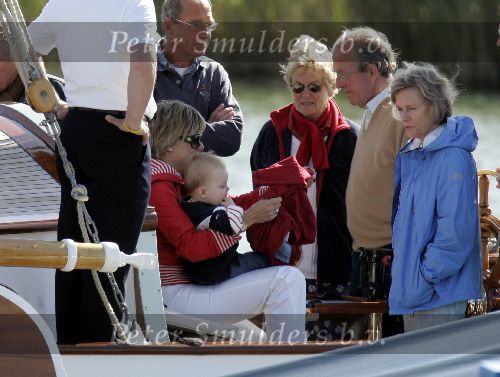 Muiden 22 mei 2005
Koningin Beatrix varen met groene draeck.
Prins Constantijn met Prinses Laurentien en Claus Cazimir en Eloise.
Peter Smulders bv