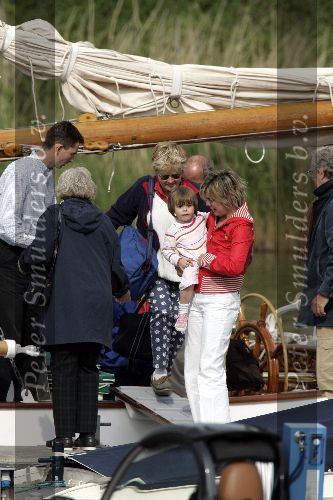 Muiden 22 mei 2005
Koningin Beatrix varen met de groene draeck samen met Prins Constantijn Prinses Laurentien en Eloise en Claus Cazimir.
Peter Smulders bv