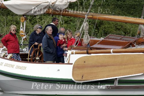 Muiden 22 mei 2005
Koningin Beatrix varen met de groene draeck samen met Prins Constantijn Prinses Laurentien en Eloise en Claus Cazimir.
Peter Smulders bv