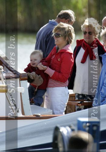 Muiden 22 mei 2005
Koningin Beatrix varen met groene draeck.
Prins Constantijn met Prinses Laurentien en Claus Cazimir en Eloise.
Peter Smulders bv