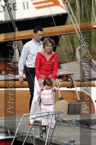 Muiden 22 mei 2005
Koningin Beatrix varen met de groene draeck samen met Prins Constantijn Prinses Laurentien en Eloise en Claus Cazimir.
Peter Smulders bv
