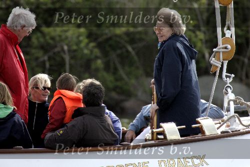 Muiden 15 mei 2005
Koningin Beatrix voor eerste keer dit jaar varen met de groene draeck.
Peter Smulders bv