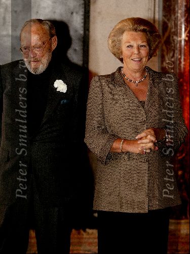 Amsterdam20 juni 2003
Koningin Beatrix en prins bernhard buit uitreiking van de zilveren anjers in het paleis op de dam
