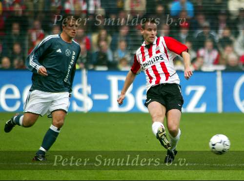 Eindhoven 26 Oktober 2003
PSV-AJAX, eindstand 2-2
Andre Ooijer en Rafael v d Vaart

PETER SMULDERS BV