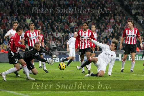 Eindhoven, 1 November 2005
PSV-AC Milaan, 4de wedstrijd  in de championsleague 
Eindstand 1-0
Alberto Gilardino stuit op doelman Gomes
© Foto Bart Bel