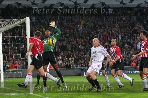 Eindhoven, 1 November 2005
PSV-AC Milaan, 4de wedstrijd  in de championsleague 
Eindstand 1-0
Andre Ooijer probeert de bal in te koppen vanuit een zeer moeilijke hoek
© Foto Bart Bel