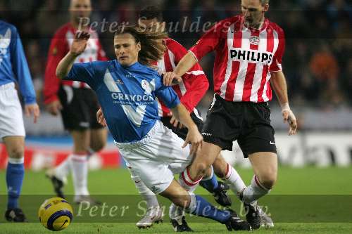 Eindhoven, 5 November 2005 
Kompetitiewedstrijd Seizoen 2005/2006 
PSV-Sparta eindstand 3-0
Andre Ooijer in stevig duel om de bal
© Foto Bart Bel