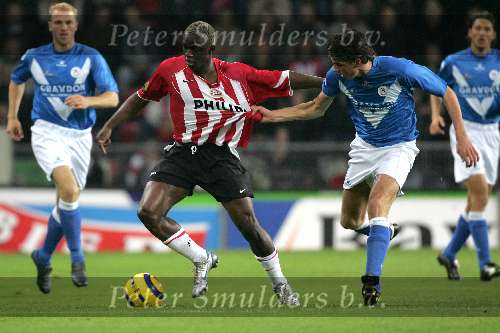 Eindhoven, 5 November 2005 
Kompetitiewedstrijd Seizoen 2005/2006 
PSV-Sparta eindstand 3-0
Arouna Kone wordt stevig aan zijn Shirt getrokken