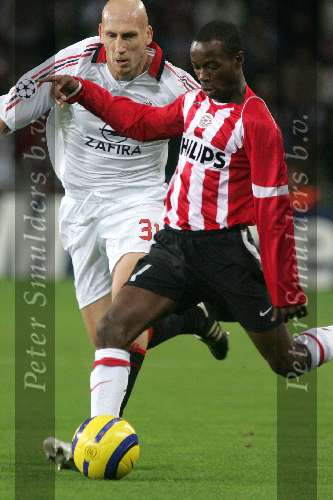 Eindhoven, 1 November 2005
PSV-AC Milaan, 4de wedstrijd  in de championsleague 
Eindstand 1-0
Damarcus Beasley in rechtstreeks duel met Jaap Stam
© Foto Bart Bel