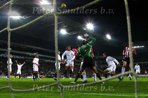 Eindhoven, 1 November 2005
PSV-AC Milaan, 4de wedstrijd  in de championsleague 
Eindstand 1-0
Doelman Dida ziet de bal hoog en hard op zich afkomen
© Foto Bart Bel