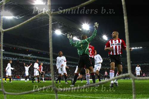 Eindhoven, 1 November 2005
PSV-AC Milaan, 4de wedstrijd  in de championsleague 
Eindstand 1-0
Doelman Dida is boos dat zijn verdedigers niet op hun plaats staan
© Foto Bart Bel