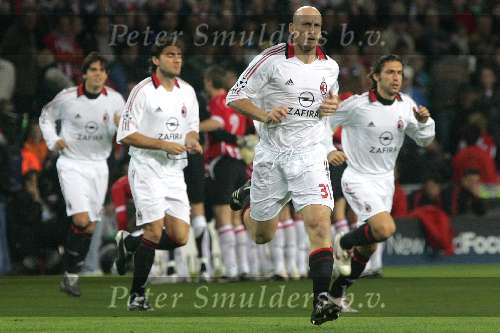 Eindhoven, 1 November 2005
PSV-AC Milaan, 4de wedstrijd  in de championsleague 
Eindstand 1-0
Jaap Stam betreed het voetbalveld in Eindhoven onder luit applaus van de PSV supporters
© Foto Bart Bel