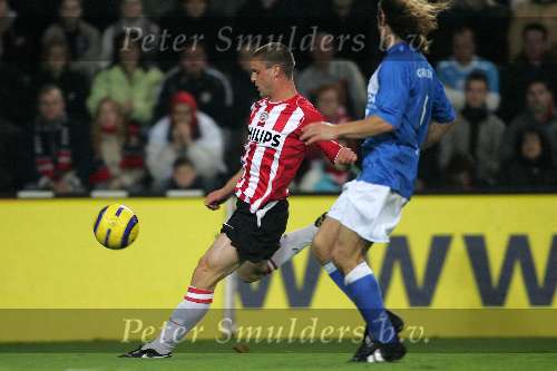 Eindhoven, 5 November 2005 
Kompetitiewedstrijd Seizoen 2005/2006 
PSV-Sparta eindstand 3-0
Jason Culina in duel op snelheid
© Foto Bart Bel