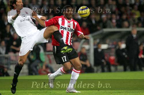 Eindhoven, 1 November 2005
PSV-AC Milaan, 4de wedstrijd  in de championsleague 
Eindstand 1-0
Jefferson Farfan in duel blijft geconsentreerd naar de bal kijken
© Foto Bart Bel