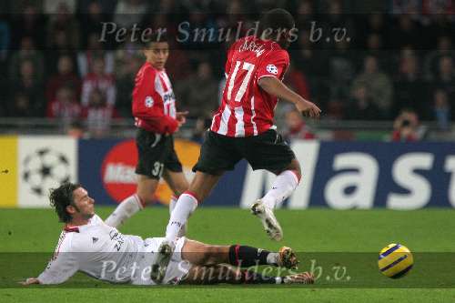 Eindhoven, 1 November 2005
PSV-AC Milaan, 4de wedstrijd  in de championsleague 
Eindstand 1-0
Jefferson Farfan ontwijkt een sliding
© Foto Bart Bel