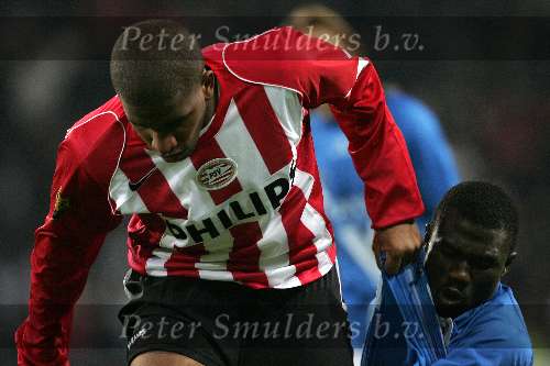 Eindhoven, 5 November 2005 
Kompetitiewedstrijd Seizoen 2005/2006 
PSV-Sparta eindstand 3-0
Jefferson Farfan grijpt het shirt van zijn tegenstander stevig vast
© Foto Bart Bel