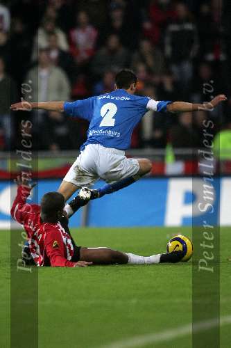 Eindhoven, 5 November 2005 
Kompetitiewedstrijd Seizoen 2005/2006 
PSV-Sparta eindstand 3-0
Jefferson Farfan in duel met aanvoerder Davy de Fauw
© Foto Bart Bel