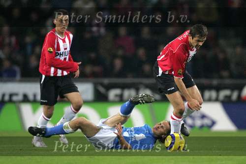 Eindhoven, 5 November 2005 
Kompetitiewedstrijd Seizoen 2005/2006 
PSV-Sparta eindstand 3-0
Phillip Cocu wordt uit balans gebracht in duel om de bal
© Foto Bart Bel