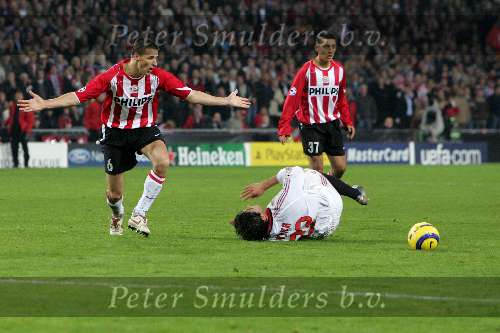 Eindhoven, 1 November 2005
PSV-AC Milaan, 4de wedstrijd  in de championsleague 
Eindstand 1-0
Timmy Simons begrijpt niet waarom Kaka om een vrije trap vraagt
© Foto Bart Bel