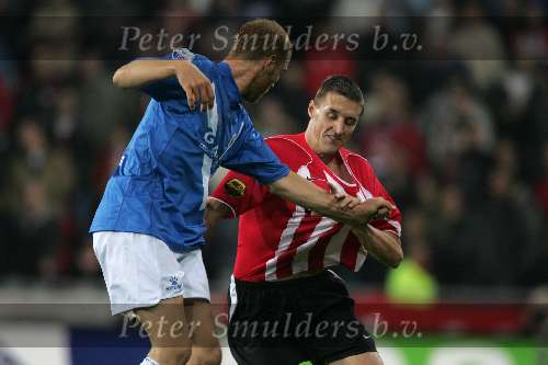 Eindhoven, 5 November 2005 
Kompetitiewedstrijd Seizoen 2005/2006 
PSV-Sparta eindstand 3-0
Timmy Simons wordt stevig aan zijn shirt getrokken
© Foto Bart Bel